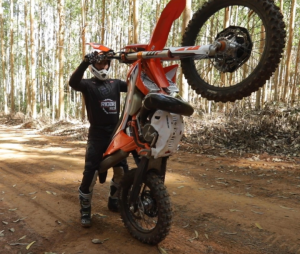 Como levantar a dianteira para manobrar a moto